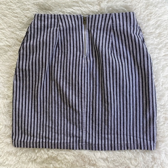 Hollister Ultra High Rise Mini Skirt black and white pinstripe with double slit - Picture 2 of 5